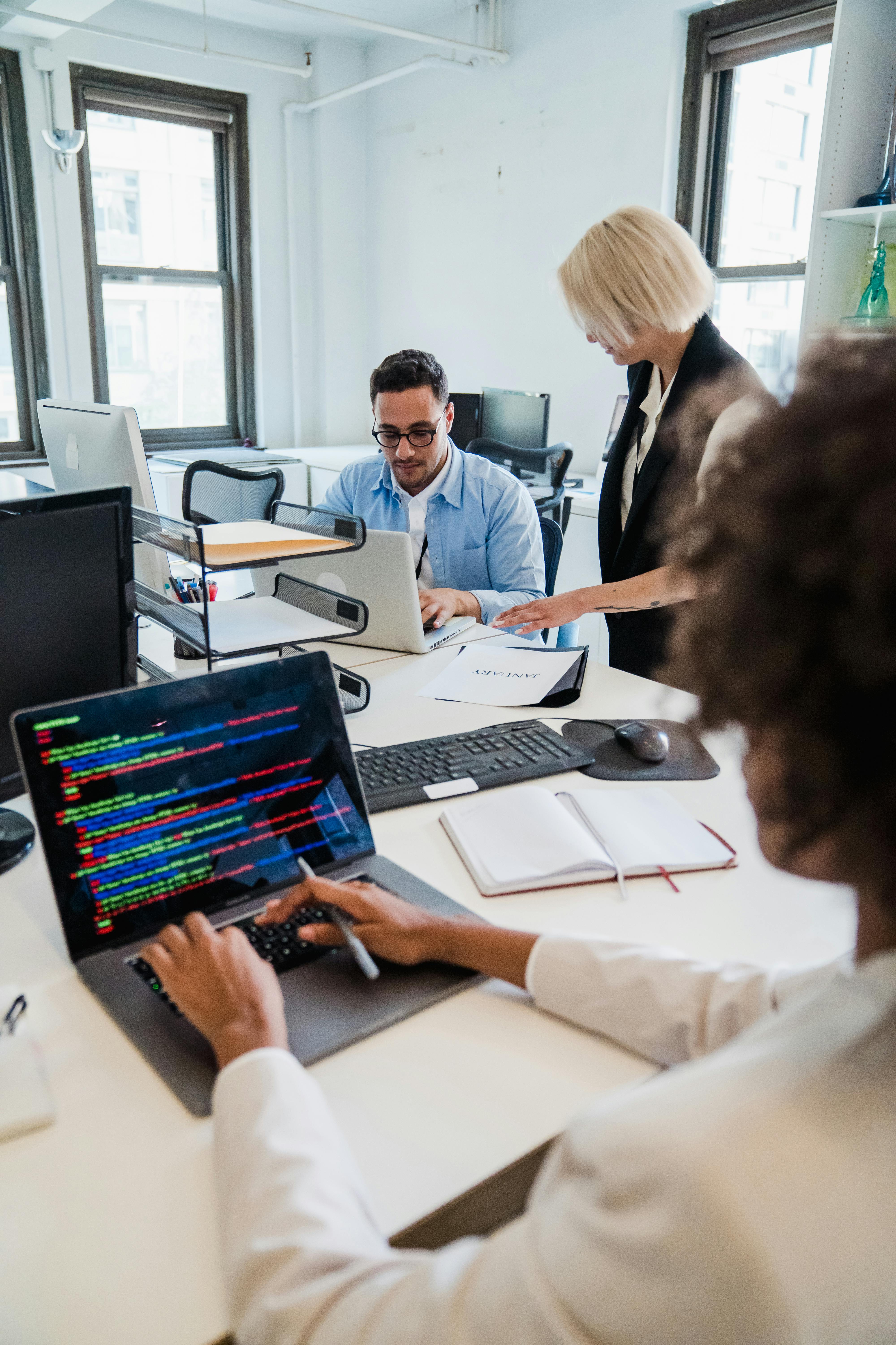 Personas trabajando en equipo
